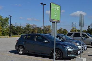 停在ZipCar牌子下的车