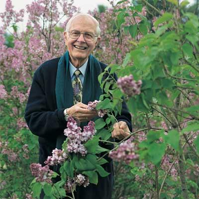 主要研究植物生物学名誉教授欧文·罗杰斯在紫丁香中