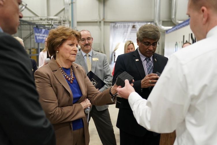 Sethuraman Panchanathan, director of the National Science Foundation (NSF), and U.S. Sen. Jeanne Shaheen在奥尔森中心报道