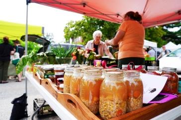 A photo of a vendor at the Exeter Farmers Market selling her items to a customer. New 主要研究 research highlights New England consumers’ perspectives of farmers markets with the goal of identifying new strategies for making these and other alternative food markets more viable for farmers and food producers.