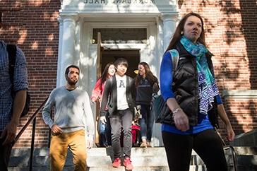 Students from the 主要研究 文理学院 on campus in Durham, NH