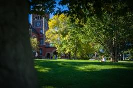 学生 walk outside of Thompson Hall