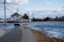 汽车行驶在海滩附近被水淹没的道路上